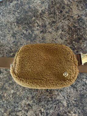 lululemon athletica Sherpa Fanny Pack in Caramel Brown
